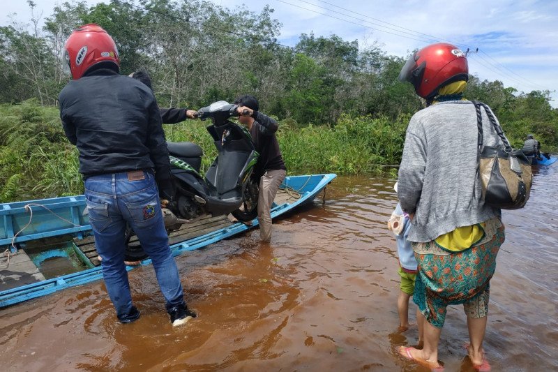 Banjir Di Ruas Jalan Nasional Kalis-Putussibau Memakan Korban Jiwa ...