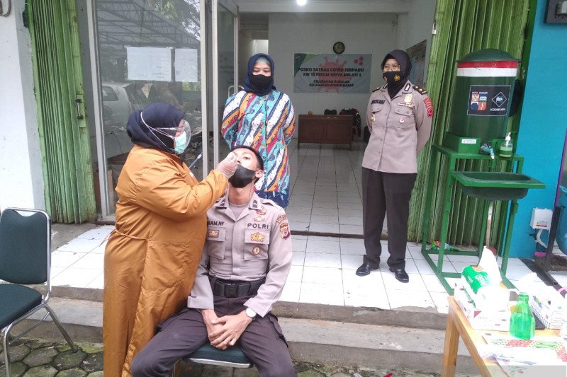 Anggota posko di perumahan Griya Melati Kota Bogor dites usap antigen