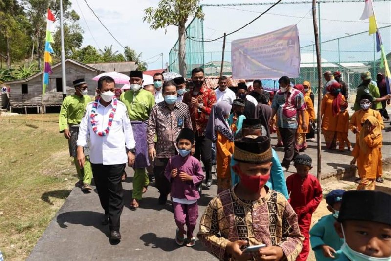 Gubernur Kepri resmikan listrik desa di Lingga