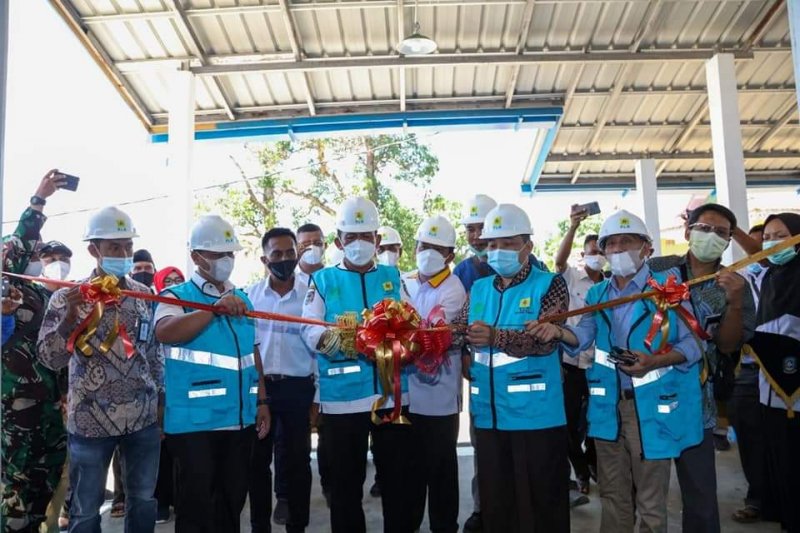 Gubernur Kepri resmikan listrik desa di Lingga