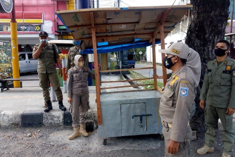 Satpol PP Mataram tertibkan lapak PKL gunakan badan jalan