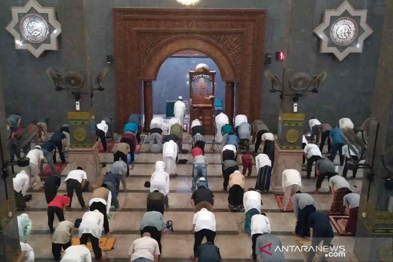 Warga Kota Cirebon tunaikan shalat gerhana dengan terapkan prokes