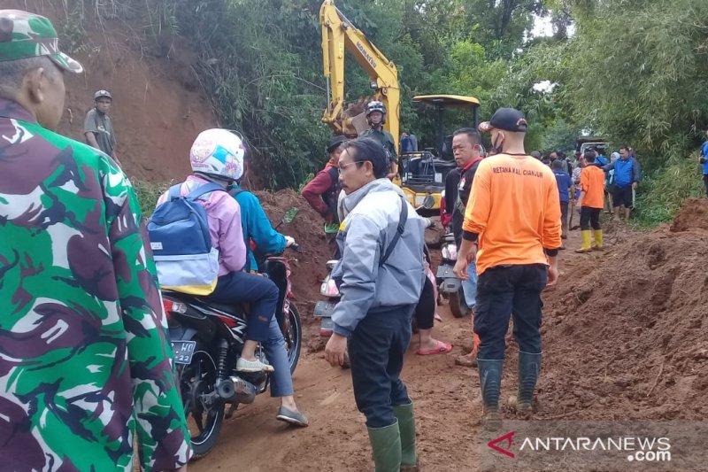 Dua ruas jalan tertutup longsor di Cianjur sudah bisa dilalui