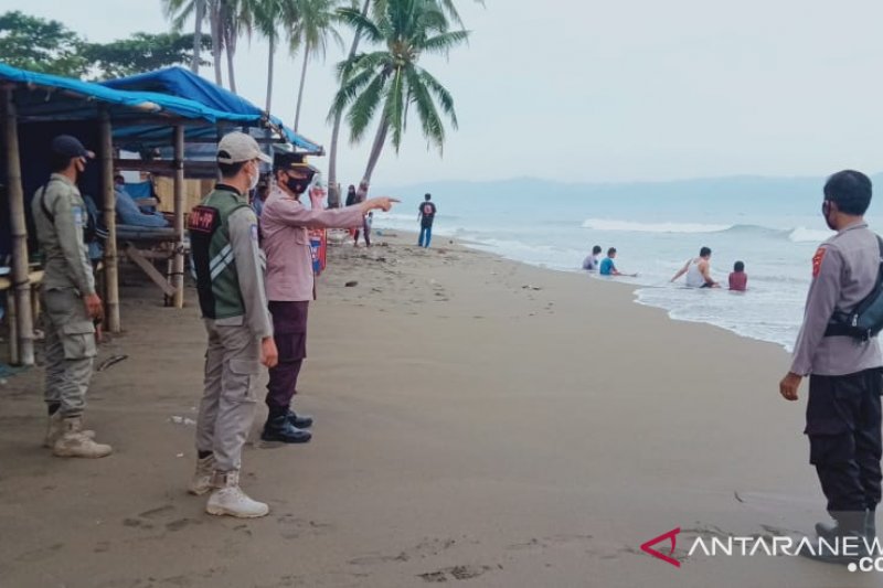 Petugas gabungan sisir objek wisata laut Sukabumi cegah kerumunan