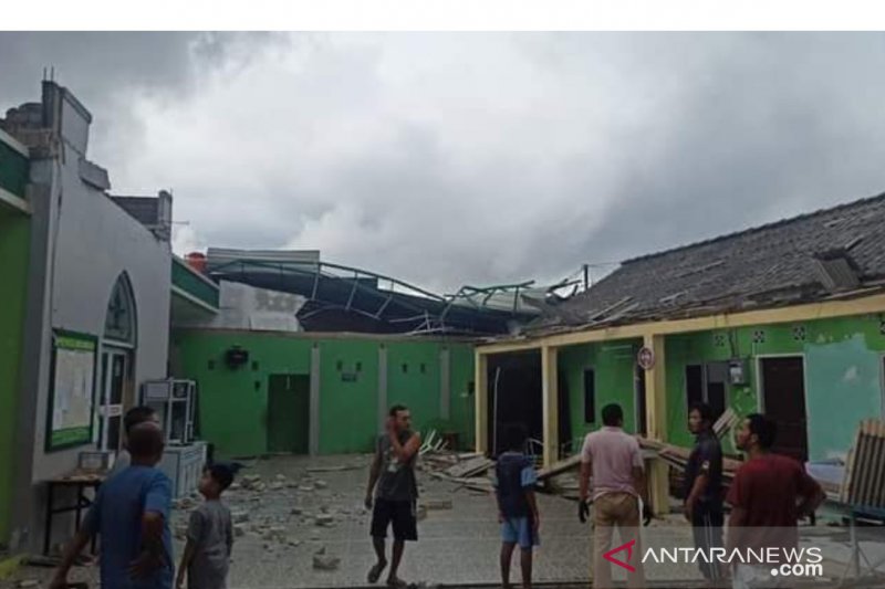 Puluhan rumah warga di Sekupang Batam rusak diterpa angin puting beliung