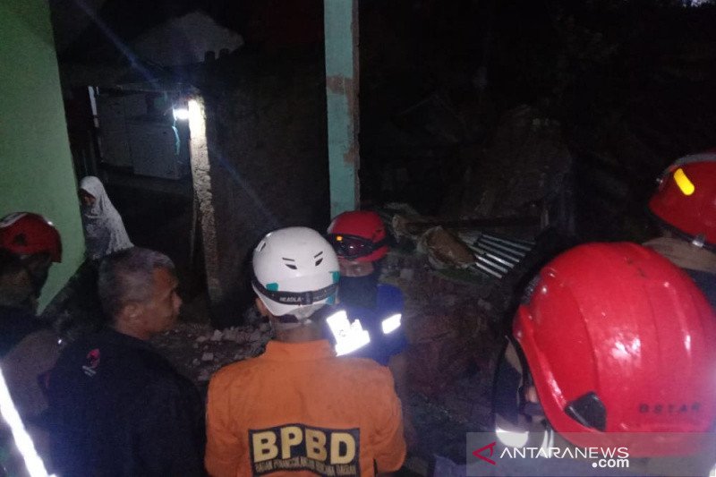 BPBD Garut ungsikan 20 orang akibat rumah rusak tertimpa pohon tumbang