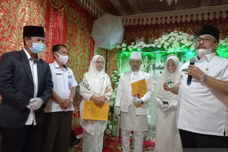 Bupati Pasaman-Kepala KUA Lubuk Sikaping luncurkan kartu nikah digital perdana di pernikahan