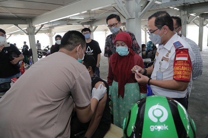 Pekerja transportasi publik Kota Depok divaksin COVID-19