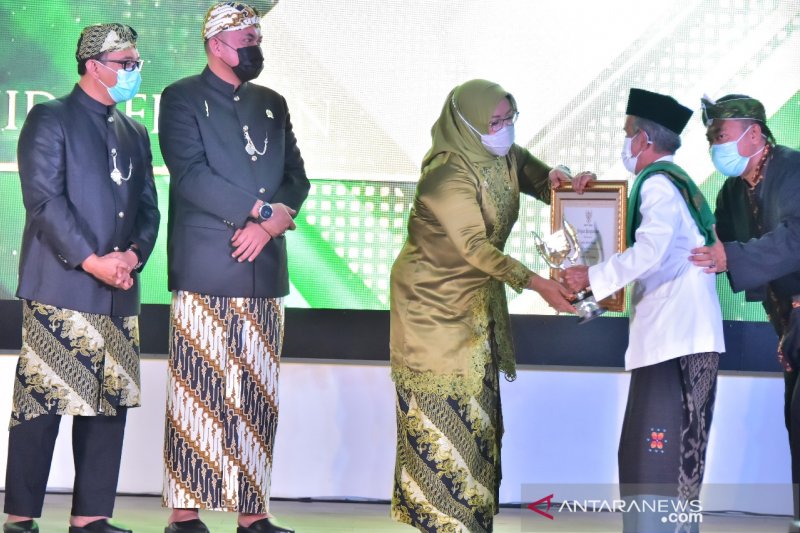 Bupati Bogor berikan penghargaan 43 pemenang Tegar Beriman Award