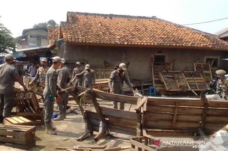 Satpol PP Cianjur tertibkan ratusan lapak di pinggir rel kereta api