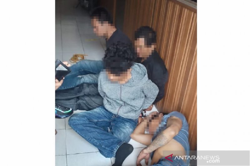 Terekam CCTV hendak mencuri , empat orang babak belur dihajar massa di Bukittinggi