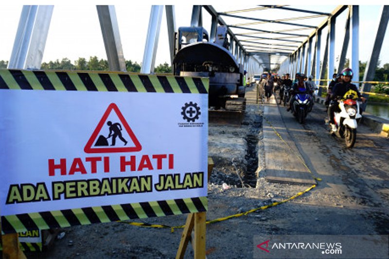 Perbaikan jembatan Trans Sulawesi