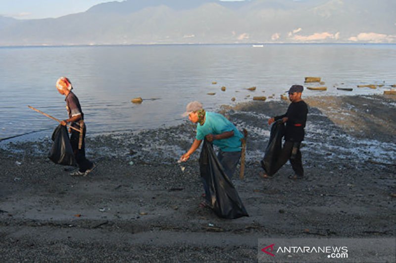 Aksi Gotong Royong Bersihkan Pantai