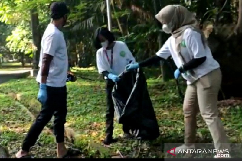 Kebun Raya Bogor edukasi pengunjung lewat kegiatan bersih lingkungan