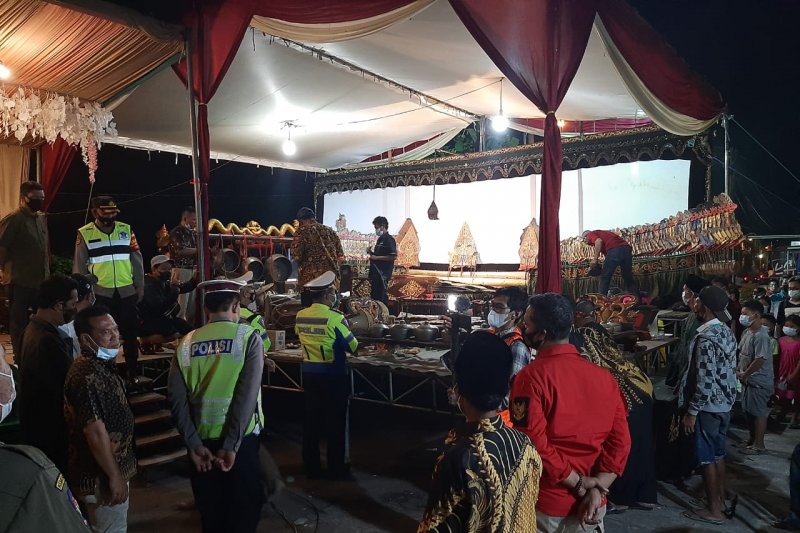 Satgas COVID-19 bubarkan hajatan di Sidoarjo - Vimarsana News