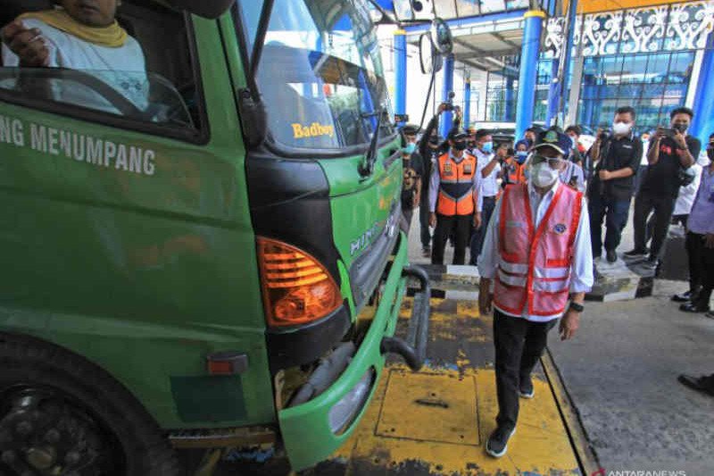 Menhub Budi apresiasi kinerja petugas Jembatan Timbang Losarang Indramayu