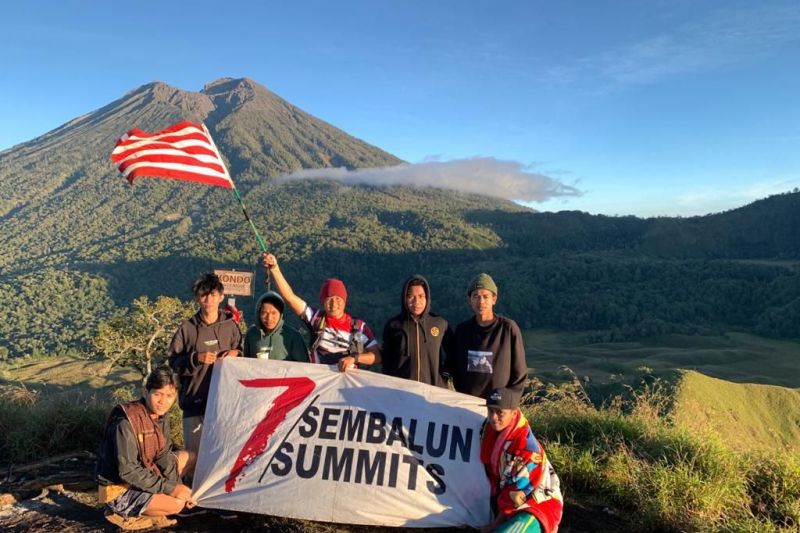 Perwira TNI Letkol Andry mendaki tujuh puncak Sembalun NTB