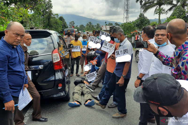 Penghakiman massa terhadap pengusaha CCTV di Padang Pariaman direka ulang, 11 tersangka dihadirkan