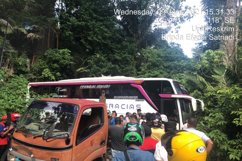Kerahkan dua mobil derek, Polres Agam terus berupaya evakuasi bus pariwisata yang tersangkut di ruas jalan Kelok 44