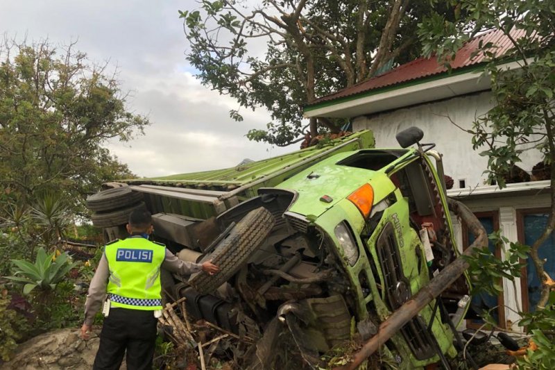 Di jalan menurun, truk bawa sawit remnya blong lalu hantam dua rumah, seorang luka ringan