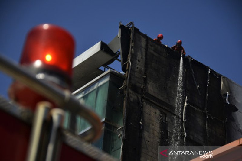 Kebakaran gedung bertingkat di Makassar