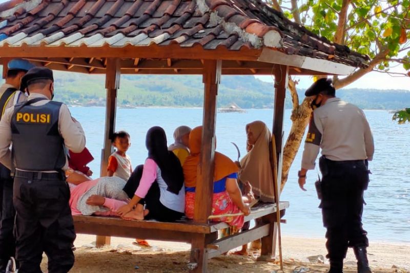 Patroli pengawasan prokes, Polsek Sekotong sasar tempat wisata