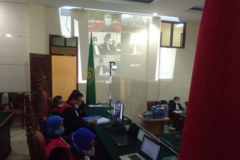 Mantan Bupati Lampung Tengah Mustafa dituntut lima tahun penjara