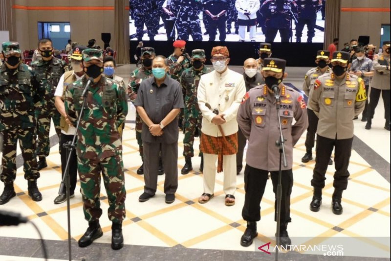 Panglima TNI di Bandung minta warga tetap gunakan masker meski telah divaksinasi