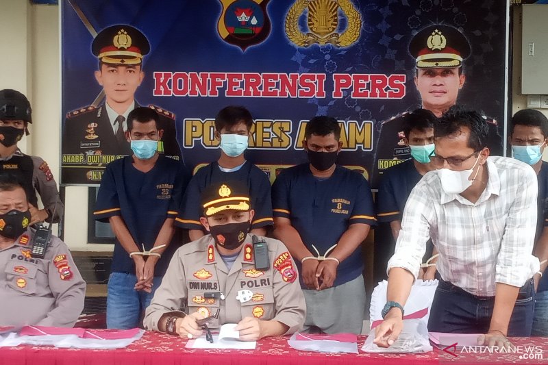 Empat pelaku dalam dua komplotan pencuri motor, diringkus polisi Polres Agam dalam Operasi Sikat