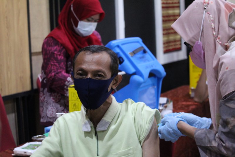 Dokter: Perlu edukasi masif untuk naikkan partisipasi lansia ikut vaksinasi