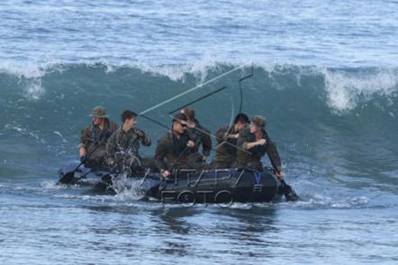 Marinir Indonesia-Amerika latihan tembus gelombang
