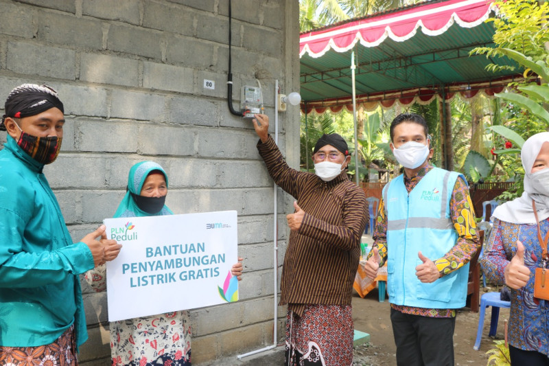 PLN UP3 Yogyakarta pasang listrik gratis untuk 50 KK di Kulon Progo