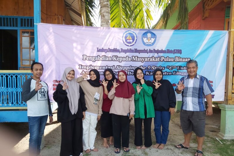 Tim FKIP UMRAH mengabdi di Benan, Cerdaskan Generasi Penerus Bangsa di Pulau Binaan