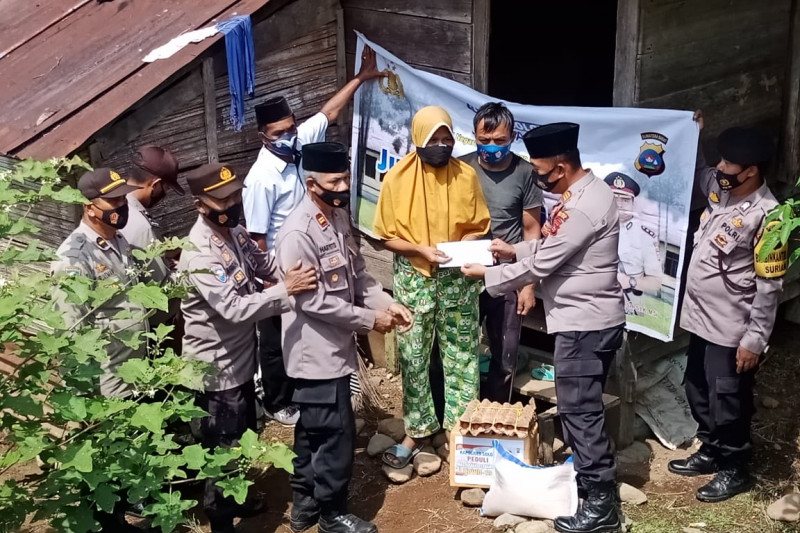 Polres Solok Arosuka bantu masyarakat terdampak pandemi COVID-19