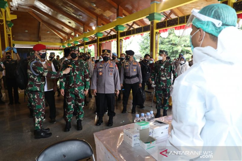 Kapolri dan Panglima tinjau vaksinasi di wilayah episentrum COVID-19 Bandung