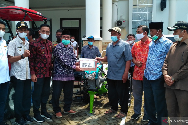 DPR RI salurkan bantuan alat pertanian kepada petani Solok Selatan