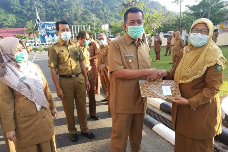 Bupati Pessel serahkan izin operasional sekolah