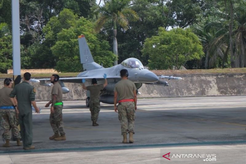 Enam pesawat tempur F-16 milik AS latihan bersama dengan TNI AU