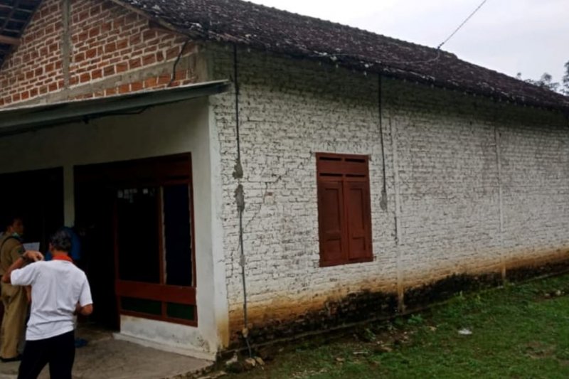 Disperkim Magetan Perbaiki 350 Rumah Tidak Layak Huni Pada 2021 Antara News Jawa Timur