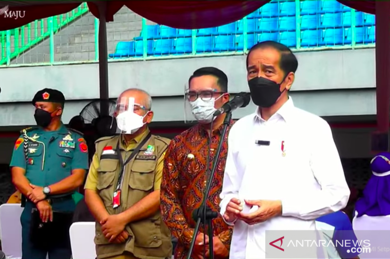 Presiden Jokowi tinjau pelaksanaan vaksinasi massal di Stadion Patriot Bekasi