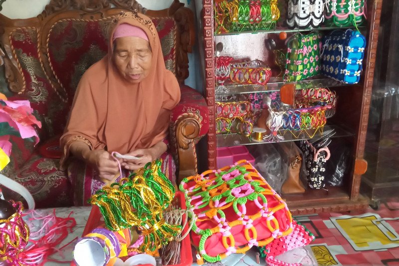 Kehidupan Lansia Desa yang Tetap Produktif di Usia Senja