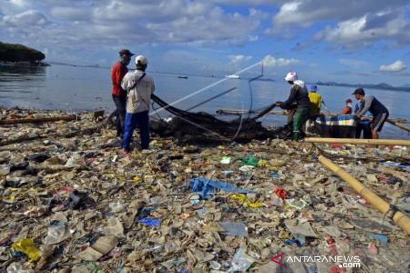 Sampah Plastik Cemari Pantai Bandar Lampung