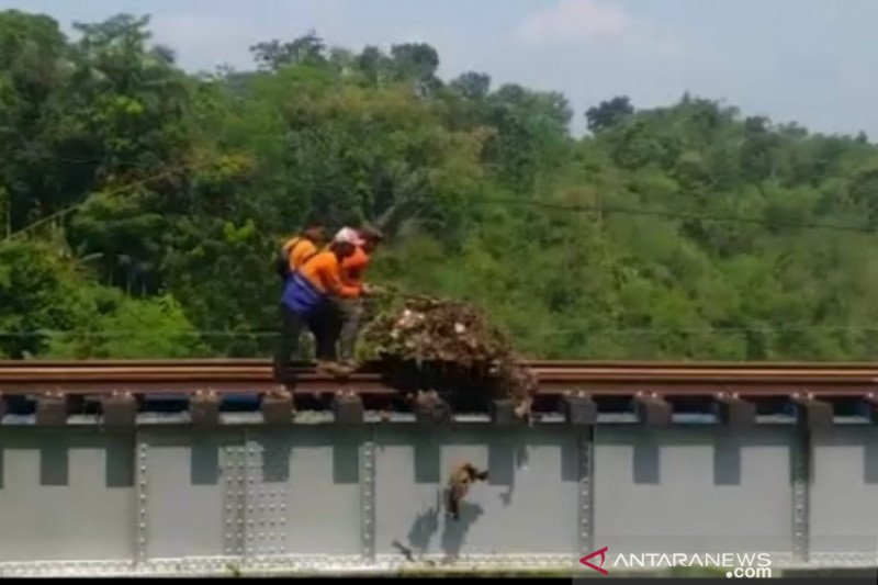 KAI Daop 2 Bandung bantah jika petugasnya buang sampah ke Sungai Cisokan