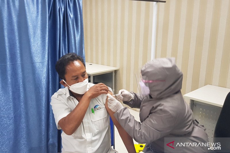 300 pegawai PDAM Bekasi ikuti vaksinasi COVID-19