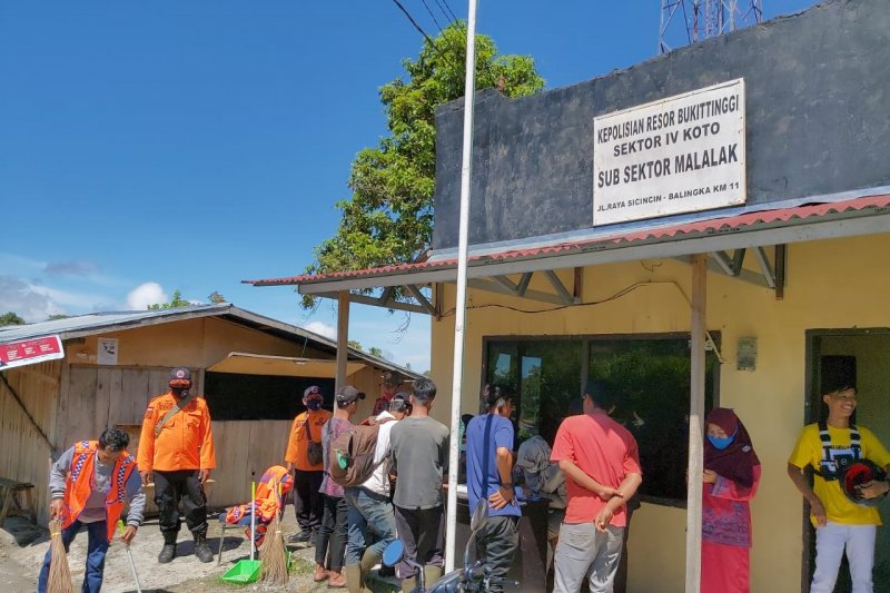 Tak juga pakai masker 36 orang ini terjaring operasi yustisi dan kena sanksi membersihkan pasar