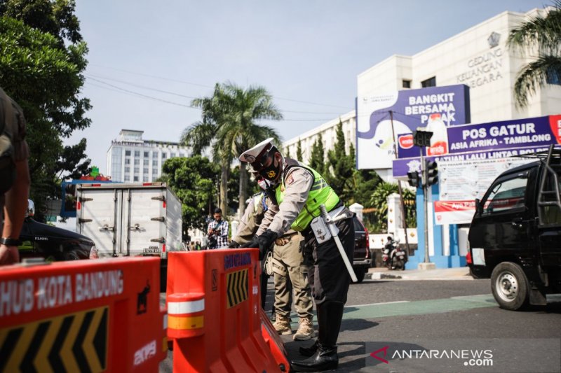 Polisi rekayasa lalu lintas kendaraan masuk ke Kota Bandung