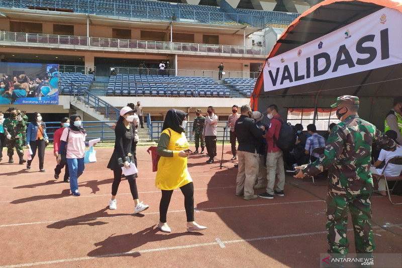 Warga padati vaksinasi COVID-19 massal di Stadion GBLA Bandung