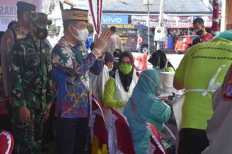 Pemkab Kapuas bersama TNI-Polri ajak warga ikut vaksin COVID-19