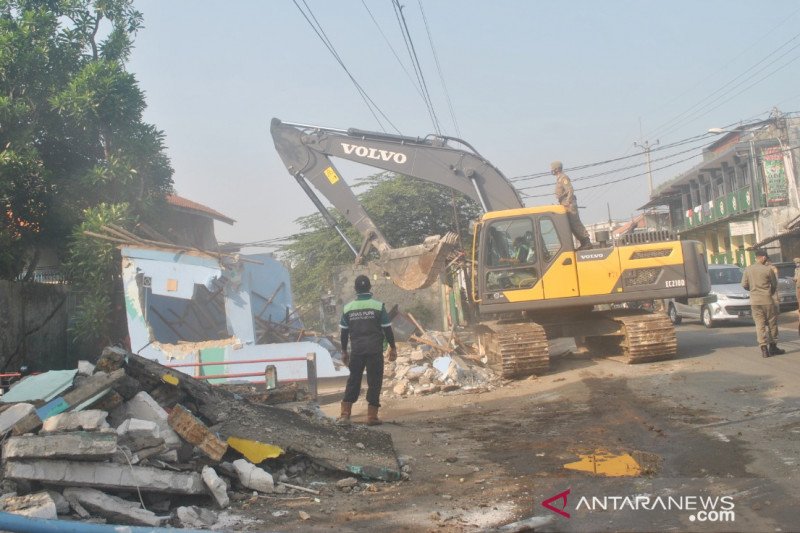 Satpol PP Bogor ratakan 153 bangunan liar di Kemang