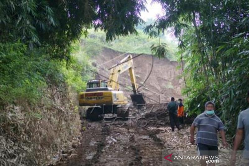 Jalan Desa Terputus Akibat Longsor